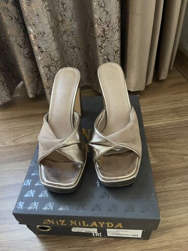 Qadın üçün platformalı açıq burunlu dabanlı terlik/sandal - Brend