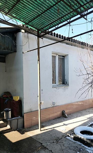 Продажа коттеджей и домов: Продается Полдома с двором, навесом, хозпостройками. Размер земельного — 1