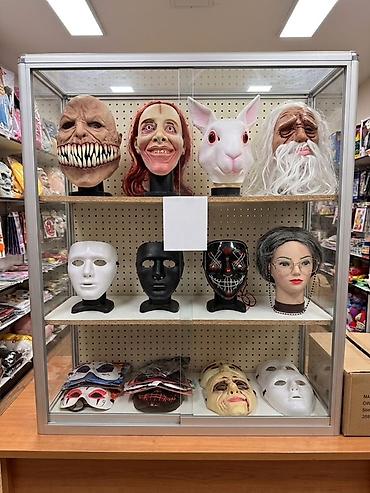 canavar şəkilləri: Müxtəlif obrazlarda karnaval və Halloween maskaları. Assortimentdə — 1