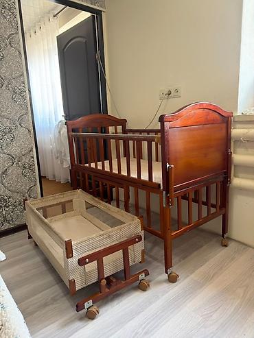 калесики: Детская кроватка из массива (скорее всего бук/сосна) в классическом — 1
