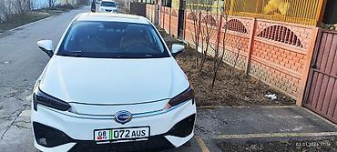 GAC: GAC Aion S — современный электрический седан белого цвета. Зопас хода — 4