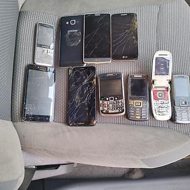 kohnə telefon: Kolleksiya şəklində köhnə mobil telefonlar və ehtiyat hissələri dəsti — 2