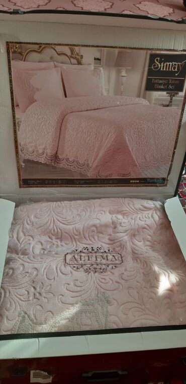Ütüləmə lövhələri: Yataq örtüyü.Cehizlik alınıb.Yenidir.Etiketi üzərindədir.1 pastel,2