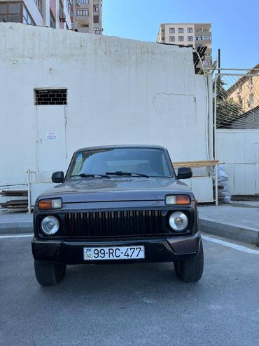 Moskviç: VAZ (LADA) 4x4 Niva: 1.7 l | 2017 il 186000 km Sedan