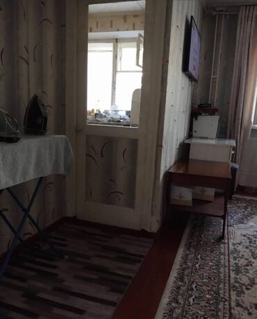 срочно продаётся 1 комнатная квартира в районе ошского рынка: 1 бөлмө, 41 кв. м, 104-серия, 1 кабат, Косметикалык ремонт
