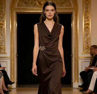 Haljine: Elegantna midi haljina sa drapiranim kaskadnim izrezom i ukrasnom — 5