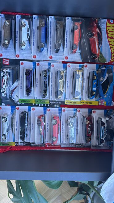 Oyuncaqlar: Hot wheels satilir - adi 6 manat,premium 30(ayri olkedendi) th-7 manat