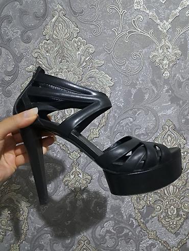 Basanoşka və səndəllər: "GUCCİ"Qadın platformalı sandal – Made in Italy,40 ölçü - Rəng: qara — 1