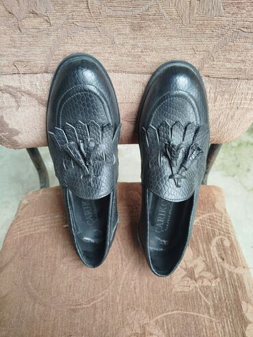 tek pencek: Kişi loaferləri – qara rəngdə, toqquzbuçaqlı/ilan dərisi fakturalı üst