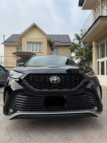 домик на колесо: Элегантный черный кроссовер Toyota Highlander, выделяющийся своей