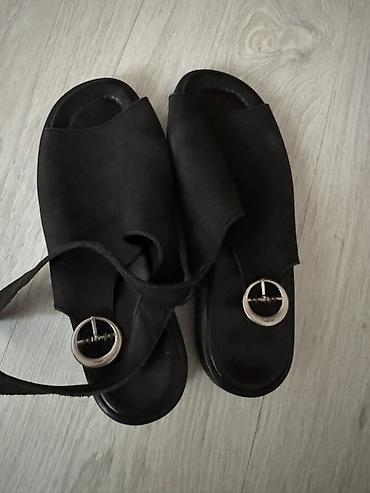 klompe sa platformom: Crne ženske sandale sa platformom.Preudobne.Visina djona 3,5cm.Marka — 5