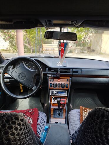 Mercedes-Benz: Mercedes-Benz E 250: 2.5 l | 1993 il Sedan -da lalafo.az — 7 Mercedes-Benz: Mercedes-Benz E 250: 2.5 l | 1993 il Sedan — 7