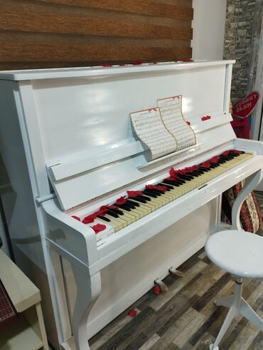 piyanolar: Piyano stul ilə birlikdə işləkdi amma kim istəsə dekor kimidə istifadə