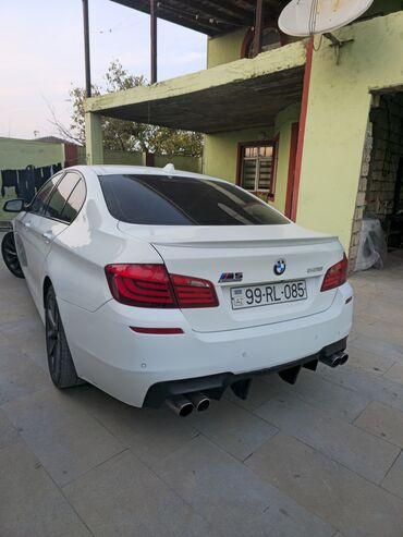 BMW: BMW 528 -dir. 245 at gücüdür. Texpasporta m5 peçat olunub. Disklər — 6