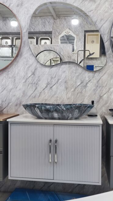 hamam ucun dolab: Mərmər naxışlı boz rəngli, oval formalı çanaq. Bu çanaq hamam otağına