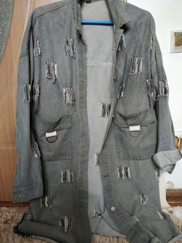 Продаю джинсовую куртку оверсайс модный цветпокупала за четыре отдам