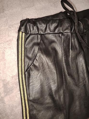 francuske torbe: Ženske pantalone od eko kože sa sportskim detaljima - Boja: crna - — 1