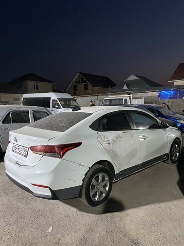 срочно продаю в связи с переездом: Hyundai Solaris, седан, белый цвет. Кузов и экстерьер: - 4 двери