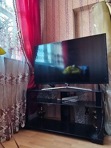 TV altlığı: Şüşə TV stendi - Material: qalın temperli qara şüşə rəflər, möhkəm — 1