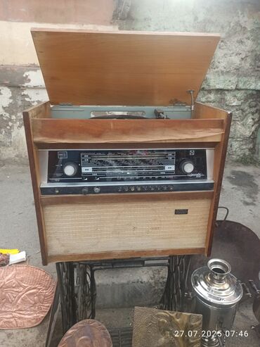 Bu "Rigonda 102" modeli retro üslublu radiola, vinil plastinkalar üçün