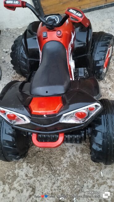 Коляски: Uşaqlar üçün nəzərdə tutulmuş bu elektrikli ATV qırmızı və qara