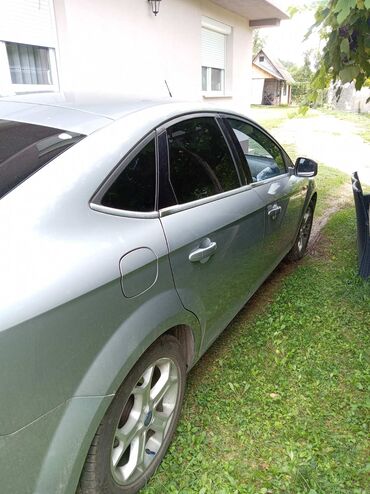 Ford: Ford Mondeo – dizel TDCi, sivi metalik. Karoserija: liftback sa 5 — 2