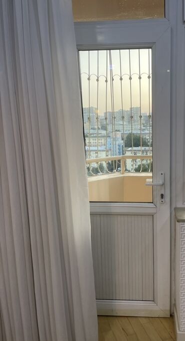 Jalüz qapılar: Metal barmaqlıqlı, ağ rəngli eyvan qapısı. Bu qapı xarici görünüşü ilə
