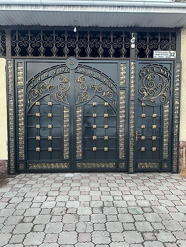 Распашные ворота: Металлические распашные ворота с калиткой (модульные панели) - — 126