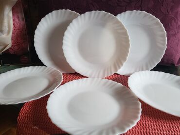 Kuhinjski setovi: Tanjiri novi od arkopala. Tanjiri plitki od arkopala. Bili su — 4