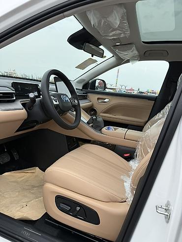 aion v plus 2024: Электрический кроссовер AION в белом цвете. Современный SUV с — 6