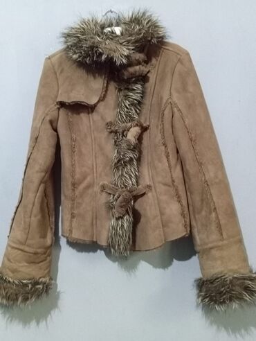 Cinslər: Qadın qış gödəkçəsi - Material: zamşa tipli üst qat, süni xəz