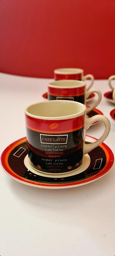 Kompleti posuđa: Servis 6 malih šoljica sa tacnom za kafu, motiv “CAFE’ LATTE”. - Nove — 1