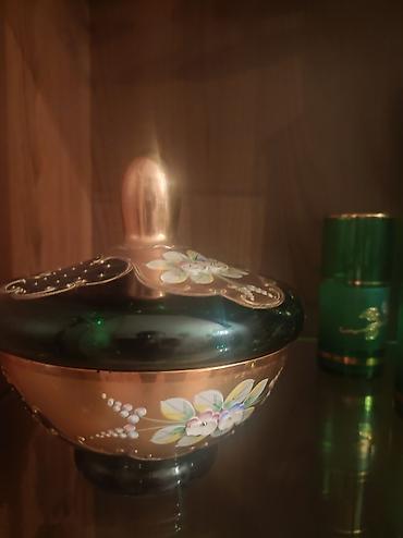 saxlama qab: Qapaqlı bəzək qabı – əl işı şüşə - Material: qalın rəngli şüşə - — 1