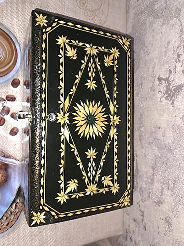 Sandıqlar: Mücrü qara rəngdədir və üzəri parlaq, qızılı rəngli nəbati naxışlarla — 8
