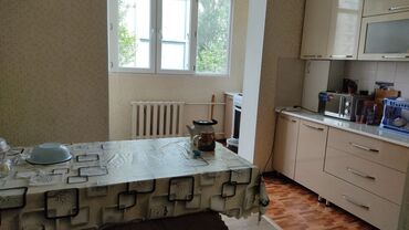 срочно продаётся 1 комнатная квартира в районе ошского рынка по улице кенсуйская: Предлагается уютная квартира с базовой мебелью и техникой. В кухне