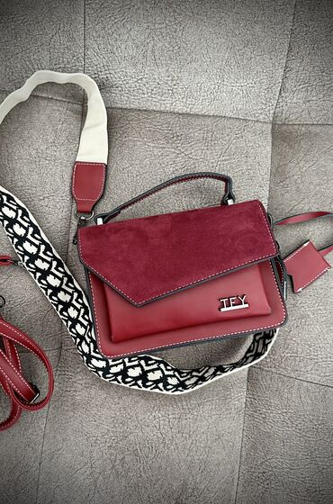 Handbags: Tiffany bordo tasnica, nenosena, uz nju idu dva kaisa, jedan modela