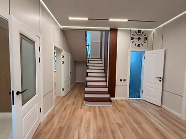 хату: 🏡 ПРОДАЁТСЯ СТИЛЬНЫЙ ДОМ В СТИЛЕ ХАЙ-ТЕК! 📍 Район Акордо 🏠 Площадь — 8