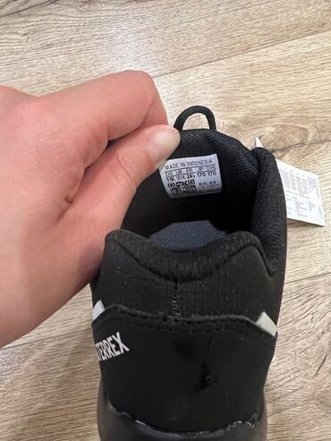 Кроссовки и спортивная обувь: Черные кроссовки для бега/повседневной носки, размер 28 (чуть — 4