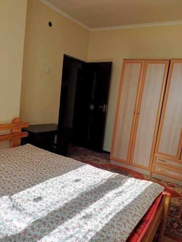 Долгосрочная аренда комнат: - Просторная спальня с двуспальной деревянной кроватью, прикроватной — 2