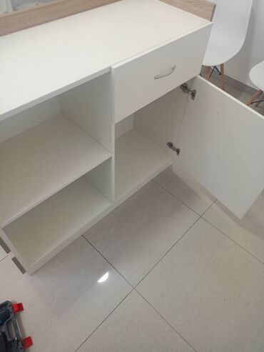 Komode: Pult 12 Materijal i Dekor: Izrađuje se od univera debljine 18mm u — 19