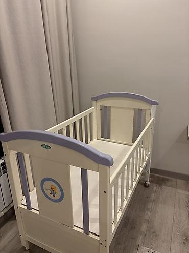 bunk bed: Детская кроватка на колёсиках, выполнена в классическом дизайне в — 1