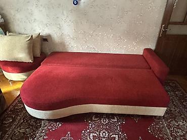 puf divan: Qırmızı-bej rəngli transformasiya olunan divan dəsti sarılır. Rəng — 2