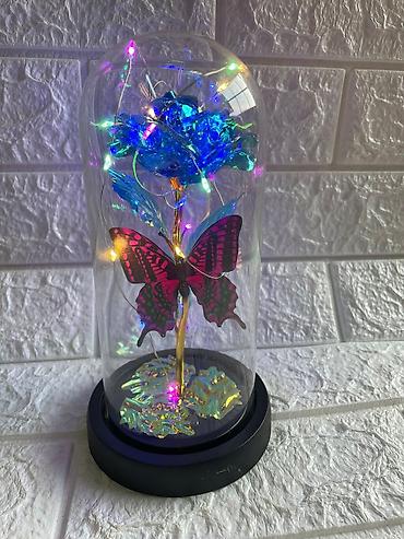 Praznična dekoracija: Večna ruža u staklenom zvonu sa led lampicom 🌹✨ čarobna ruža u — 13