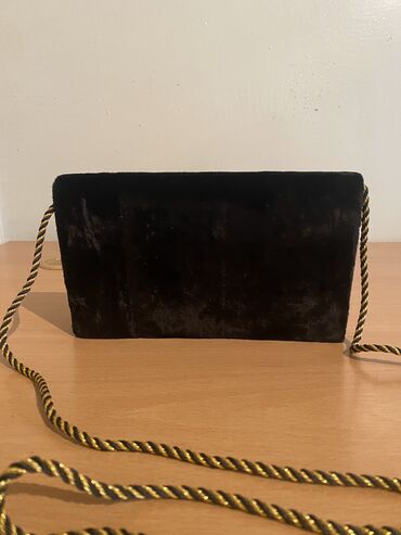 Çantalar: 1.Ziyafet və xususi gunlər üçün nəzərdə tutulmuş əl çantasidir. Temiz — 13