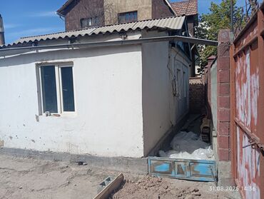 гроздь дом: Продаётся одноэтажный дом с хозяйственным двором. Характеристики: -