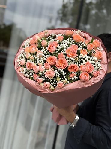 sakura gülü: Gül dəsti – şaftalı rəngli spray qızılgüllər və gipsofila - Tərkib — 2