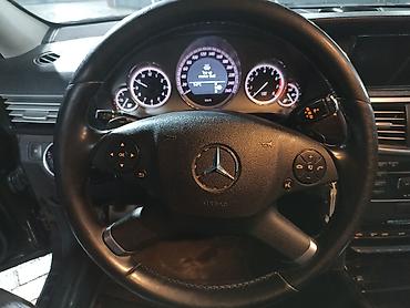 Другие автомобили: Седан бизнес‑класса темно‑бордового цвета. Кузов — классический — 12