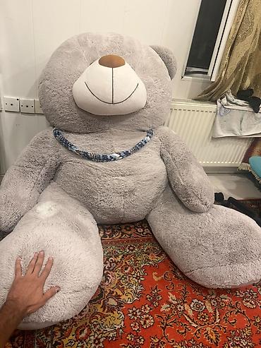 baggy salvar qiz: Böyük ölçülü tüklü ayıcıq – boz rəngdə, iri qucaqlamalıq plyuş — 1