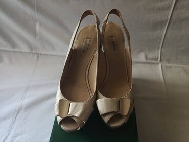 ženske sandale tommy hilfiger: Sandals, Guess, 38