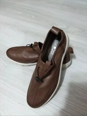 Ayaqqabılar: Məhsul: Kişi ayaqqabıları – 2 cüt, qəhvəyi rəng 1) Klassik slip-on — 6